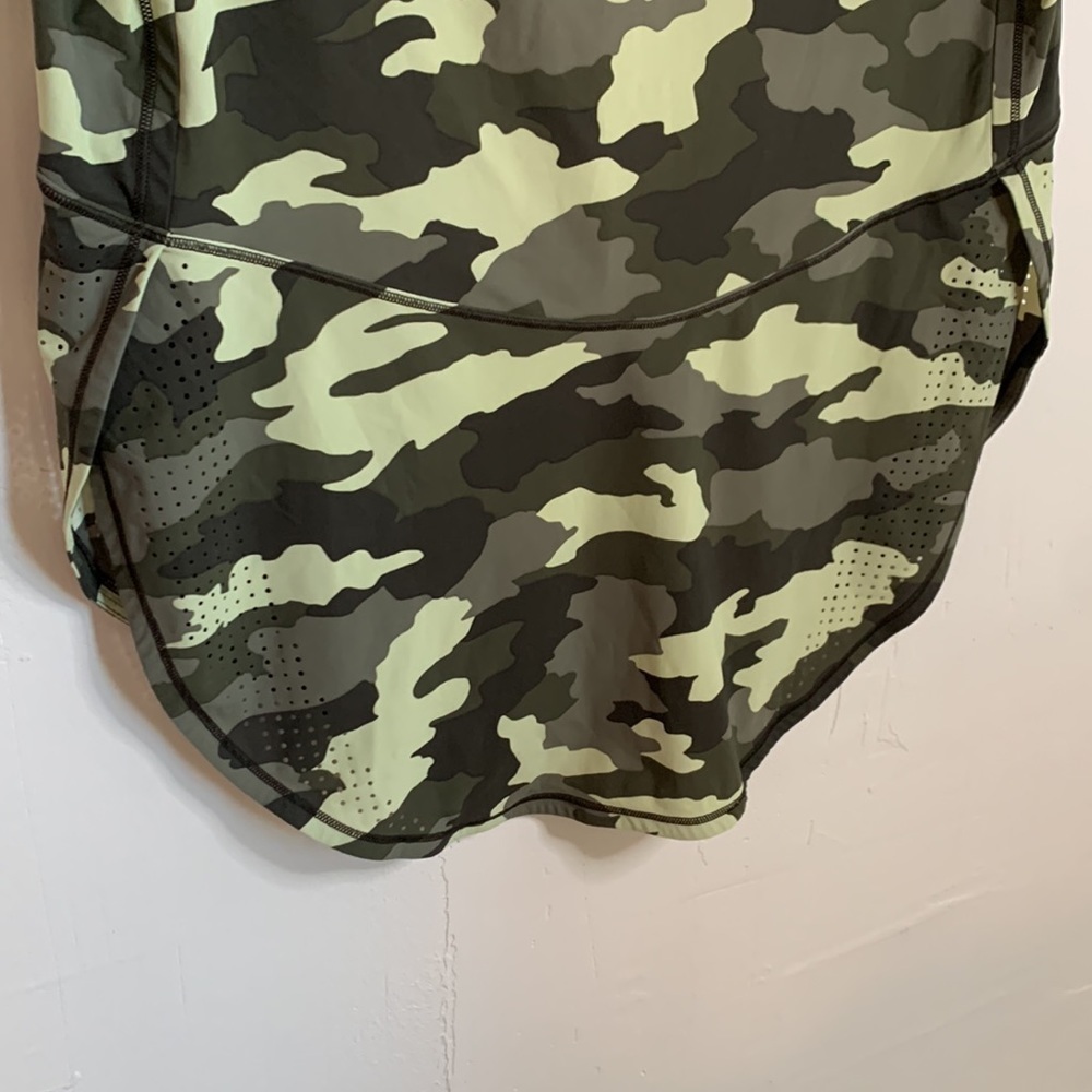 Lululemon UVP Run Short Sleeve Camo Top​​​​​​ - Picture 8 of 8